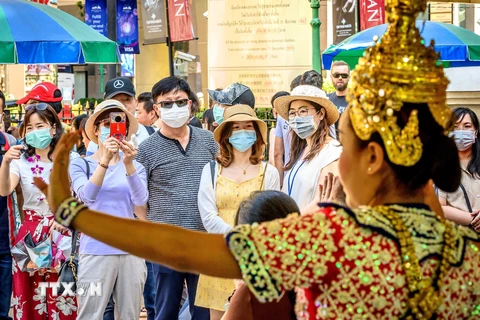 Khách du lịch đeo khẩu trang phòng tránh lây nhiễm virus corona tại Bangkok, Thai Lan, ngày 27/1/2020. (Ảnh: AFP/TTXVN)