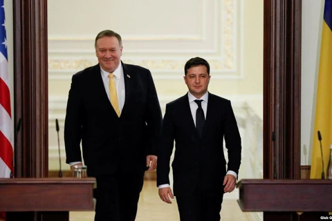Ngoại trưởng Mỹ Mike Pompeo và Tổng thống Ukraine Volodymyr Zelenskiy trong cuộc gặp ngày 31/1. (Nguồn: Reuters)