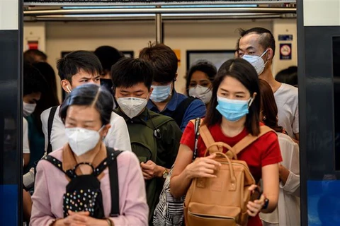 Người dân đeo khẩu trang phòng tránh lây nhiễm virus corona tại Bangkok, Thai Lan. (Ảnh: AFP/TTXVN)