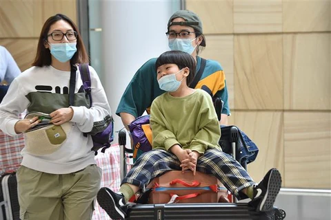 Hành khách đeo khẩu trang phòng tránh lây nhiễm virus corona tại sân bay. (Ảnh minh họa. AFP/TTXVN)