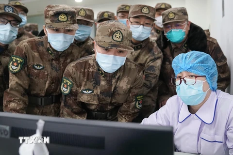 Các nhân viên y tế được điều động tới điều trị cho các bệnh nhân tại bệnh viện ở Vũ Hán, Trung Quốc, ngày 31/1/2020. (Ảnh: THX/TTXVN)