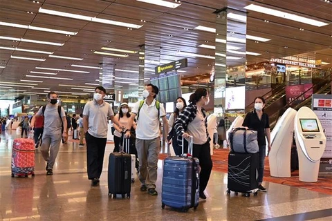 Hành khách đeo khẩu trang đề phòng lây nhiễm virus corona tại sân bay. (Ảnh minh họa. AFP/TTXVN)