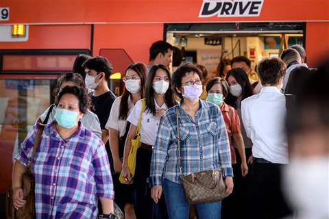 Người dân đeo khẩu trang đề phòng lây nhiễm virus corona tại Bangkok, Thái Lan. (Ảnh: AFP/TTXVN)
