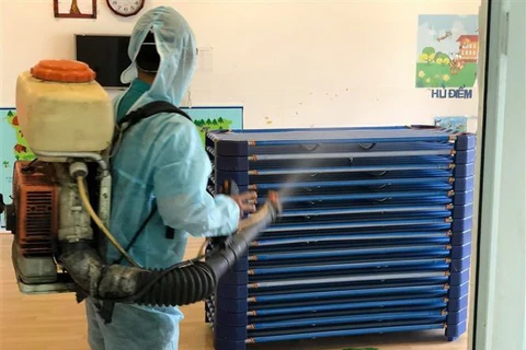 Ngành giáo dục Khánh Hòa chủ động phun thuốc diệt khuẩn trong thời gian cho học sinh tạm thời nghỉ học, để phòng chống dịch bệnh. (Ảnh: Phan Sáu/TTXVN)
