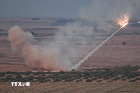 Các lực lượng Thổ Nhĩ Kỳ nã pháo nhằm vào các mục tiêu của lực lượng Kurd ở thị trấn Ras al-Ain của Syria, từ huyện biên giới Ceylanpinar, tỉnh Sanliurfa (Thổ Nhĩ Kỳ). (Ảnh minh họa. AFP/TTXVN)