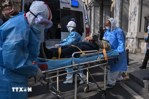 Nhân viên y tế tiếp nhận bênh nhân viêm đường hô hấp cấp do nhiễm virus corona tại bệnh viện ở Vũ Hán, Trung Quốc. (Ảnh: AFP/TTXVN)