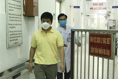 Bệnh nhân Li Zichao (28 tuổi, quốc tịch Trung Quốc) xuất viện ngày 4/2. (Ảnh: Đinh Hằng/TTXVN)