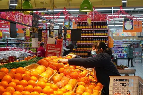 Nhân viên sắp xếp hoa quả tại siêu thị ở Nam Xương, tỉnh Giang Tây, Trung Quốc ngày 30/1/2020. (Ảnh: THX/TTXVN)