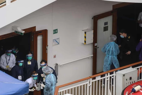 Đeo khẩu trang phòng lây nhiễm virus corona tại Hong Kong, Trung Quốc. (Ảnh: AFP/TTXVN)