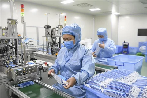 Khẩu trang được sản xuất tại nhà máy ở Trùng Khánh, Trung Quốc. (Ảnh: THX/TTXVN)