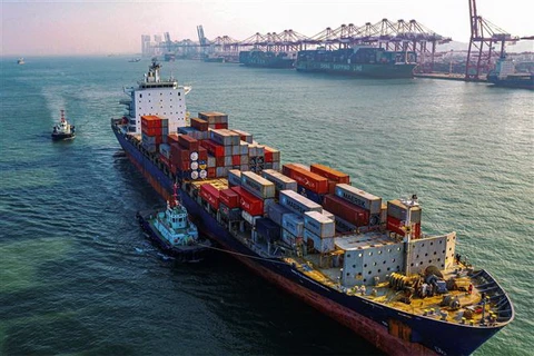 Tàu chở hàng cập cảng Thanh Đảo, Trung Quốc, ngày 14/1/2020. (Ảnh: AFP/TTXVN)