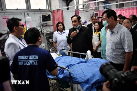 Thủ tướng Thái Lan Prayut Chan-o-cha (giữa) thăm nạn nhân còn sống sót trong vụ xả súng tại thành phố Korat thuộc tỉnh Nakhon Ratchasima ngày 9/2/2020. (Ảnh: AFP/TTXVN)