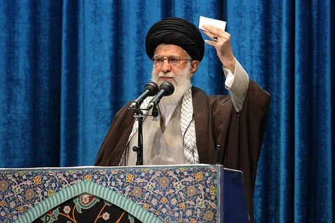 Đại giáo chủ Iran Ali Khamenei chủ trì lễ cầu nguyện thứ Sáu tại thủ đô Tehran. (Ảnh: AFP/TTXVN|)
