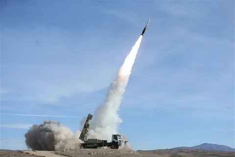 Iran phóng thử tên lửa trong một cuộc diễn tập phòng không. (Ảnh: AFP/TTXVN)