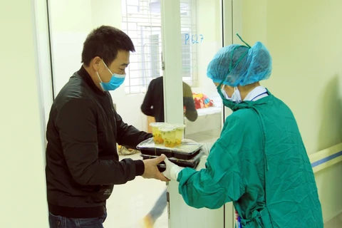 Dịch nCoV: Bác sỹ phát cơm tận phòng cho người Trung Quốc bị cách ly