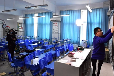 Một giáo viên thực hiện giảng dạy trực tuyến cho học sinh tại một trường trung học ở Trịnh Châu, tỉnh Hà Nam, Trung Quốc ngày 2/2/2020.(Nguồn: THX)