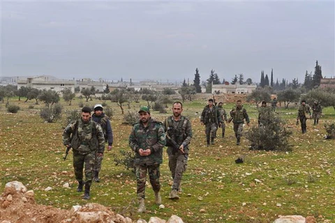 Quân đội Syria tiến vào làng Tall Touqan, vùng lân cận tỉnh Idlib, Tây Bắc Syria ngày 5/2/2020. (Ảnh: AFP/TTXVN)