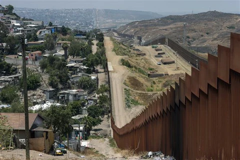 Hàng rào biên giới giữa Mỹ và Mexico tại Tijuana, Baja California, Mexico. (Ảnh: AFP/TTXVN)