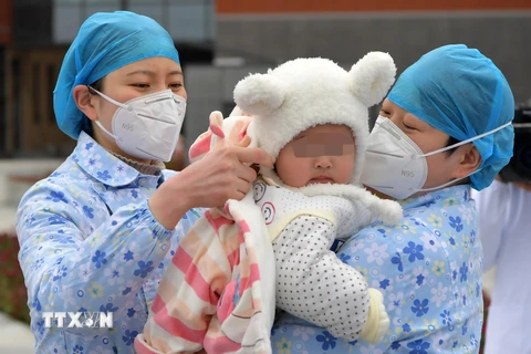 Em bé 7 tháng tuổi nhiễm COVID-19 được xuất viện sau 9 ngày điều trị tại bệnh viện ở tỉnh Giang Tô, Trung Quốc, ngày 19/2. (Ảnh: THX/TTXVN)