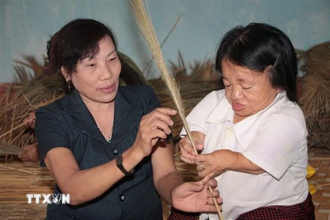 Dạy nghề cho trẻ khuyết tật tại tỉnh Kon Tum. (Ảnh: Trần Lê Lâm/TTXVN)
