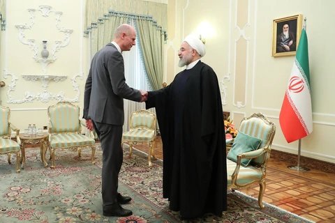 Tổng thống Iran Hassan Rouhani và Ngoại trưởng Hà Lan Stef Blok. Nguồn: tehrantimes.com)