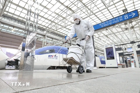 Nhân viên phun thuốc khử trùng tại nhà ga tàu hỏa ở Seoul, Hàn Quốc, ngày 25/2/2020, nhằm ngăn chặn sự lây lan của virus SARS-CoV-2. (Ảnh: THX/ TTXVN)