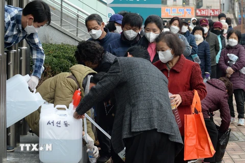 Người dân xếp hàng tại Chonju, Hàn Quốc chờ nhận thuốc sát khuẩn trong bối cảnh bùng phát dịch COVID-19, ngày 26/2/2020. (Ảnh: Yonhap/TTXVN)
