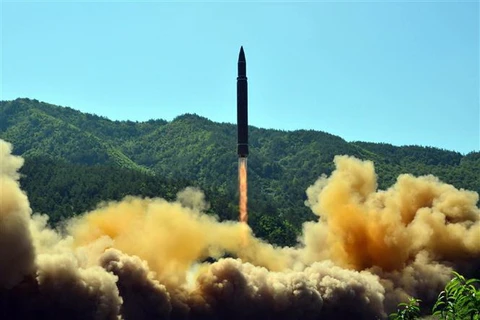 Vụ phóng tên lửa đạn đạo liên lục địa Hwasong-14 của Triều Tiên tại một địa điểm bí mật năm 2017. (Ảnh: AFP/TTXVN)