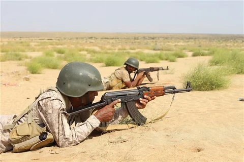 Binh sỹ Chính phủ Yemen gác tại một điểm chốt ở tỉnh Hajjah. (Ảnh: THX/TTXVN)