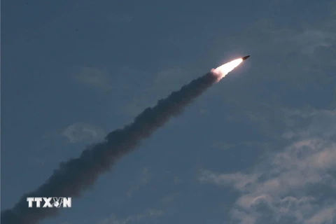 Một vụ thử tên lửa đạn đạo tầm ngắn kiểu mới tại địa điểm không xác định ở Triều Tiên ngày 25/7/2019. (Ảnh: AFP/TTXVN)
