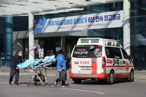 Chuyển bệnh nhân nhiễm COVID-19 tới trung tâm y tế Seoul, Hàn Quốc. (Ảnh: Yonhap/TTXVN)