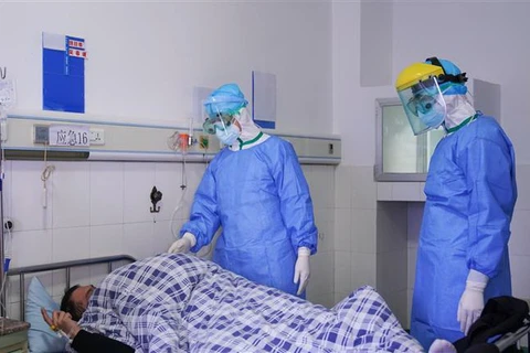Bác sỹ điều trị cho bệnh nhân nhiễm COVID-19 tại bệnh viện ở tỉnh Phúc Kiến, Trung Quốc. (Ảnh: THX/TTXVN)