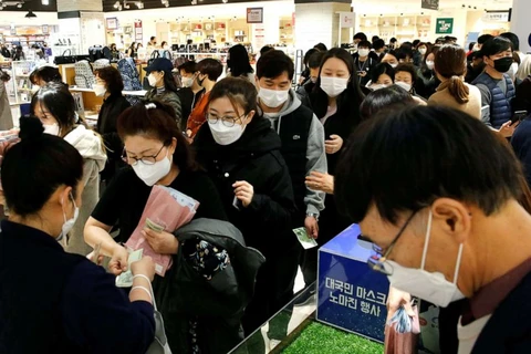 Người dân Hàn Quốc xếp hàng mua khẩu trang tại Seoul. (Nguồn: Reuters)