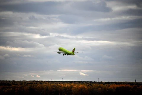 Máy bay của hãng hàng không S7 cất cánh từ sân bay quốc tế Domodedovo, ngoại ô Moskva, Nga. (Ảnh minh họa. AFP/TTXVN)
