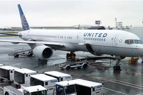 Máy bay của hãng hàng không United Airlines tại sân bay quốc tế Boston Logan, Mỹ. (Ảnh: AFP/TTXVN)