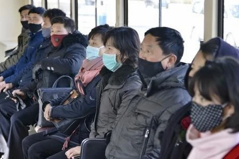 Người dân đeo khẩu trang để phòng tránh lây nhiễm COVID-19 tại Bình Nhưỡng, Triều Tiên, ngày 26/2/2020. (Ảnh: Kyodo/TTXVN)