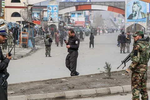 Lực lượng an ninh Afghanistan gác gần hiện trường một vụ xả súng ở Kabul ngày 6/3/2020. (Ảnh: AFP/TTXVN)