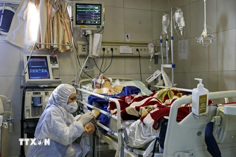 Nhân viên y tế điều trị cho bệnh nhân nhiễm COVID-19 tại bệnh viện ở Tehran, Iran ngày 1/3/2020. (Ảnh: AFP/TTXVN)