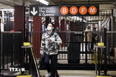 Người dân đeo khẩu trang phòng dịch COVID-19 tại ga tàu điện ngầm ở Manhattan thuộc New York, Mỹ ngày 5/3/2020. (Ảnh: THX/TTXVN)