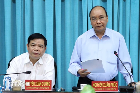 Thủ tướng Nguyễn Xuân Phúc phát biểu tại buổi làm việc với lãnh đạo các tỉnh Đồng bằng sông Cửu Long về hạn hán và xâm nhập mặn. (Ảnh: Thống Nhất/TTXVN)