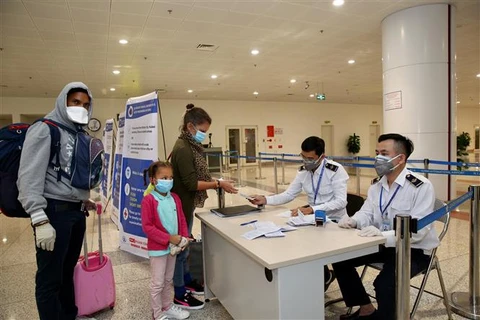 Hành khách làm thủ tục khai báo y tế trước khi nhập cảnh vào Việt Nam tại cửa khẩu Sân bay quốc tế Nội Bài (Hà Nội), chiều 7/3. (Ảnh minh họa. Dương Giang/TTXVN)