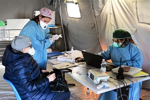 Bệnh nhân nghi nhiễm COVID-19 khám bệnh tại bệnh viện Cremona, Italy, ngày 4/3. (Ảnh: AFP/TTXVN)
