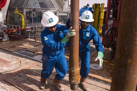 Công nhân của Nhà máy lọc dầu thuộc Tập đoàn Dầu mỏ quốc gia Saudi Aramco, Saudi Arabia. (Nguồn: EPA)