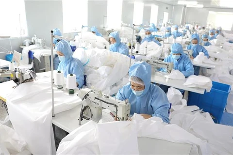 Công nhân sản xuất thiết bị bảo hộ tại công ty công nghệ y tế thành phố An Sơn, tỉnh Liêu Ninh, Trung Quốc ngày 2/3/2020. (Ảnh: THX/TTXVN)
