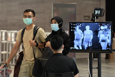 Máy đo thân nhiệt phòng lây nhiễm COVID-19 tại sân bay quốc tế Changi ở Singapore. (Ảnh: AFP/TTXVN)