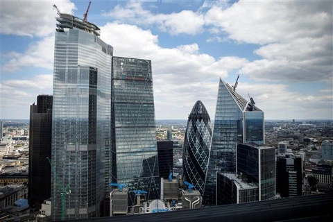 Các tòa nhà văn phòng tại thủ đô London, Anh. (Ảnh: AFP/TTXVN)