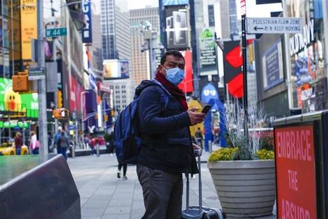 Người dân đeo khẩu trang để phòng tránh lây nhiễm COVID-19 tại New York, Mỹ, ngày 8/3/2020. (Ảnh: AFP/TTXVN)