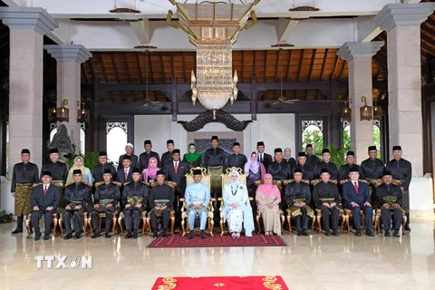 Quốc vương Malaysia Sultan Abdullah Sultan Ahmad Shah (giữa, trái), Hoàng hậu Tunku Azizah Aminah Maimunah Iskandariah (giữa, phải) và Thủ tướng Muhyiddin Yassin (thứ 5, trái, hàng trước) cùng các thành viên nội các mới chụp ảnh chung.