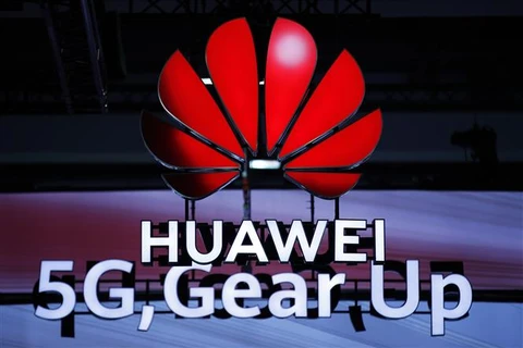 Biểu tượng của Huawei và mạng 5G. (Ảnh: AFP/TTXVN)