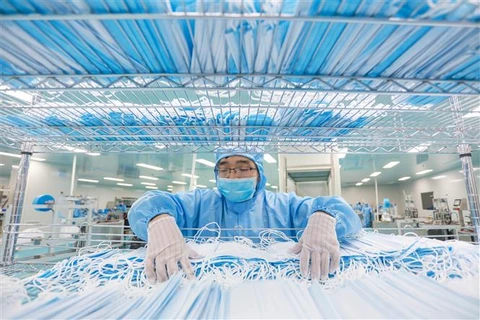 Khẩu trang được sản xuất tại một nhà máy ở Tứ Xuyên, Trung Quốc. (Ảnh: THX/TTXVN)